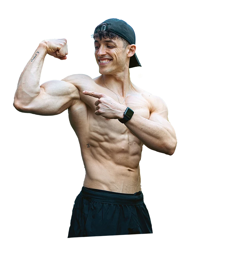 Nómada señalando su biceps contento